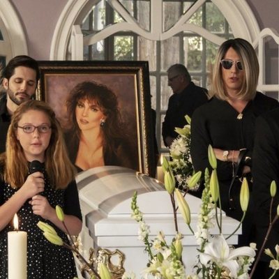 La familia de la Mora en el entierro de Virginia de la Mora en la temporada 2 de 'La casa de las flores'