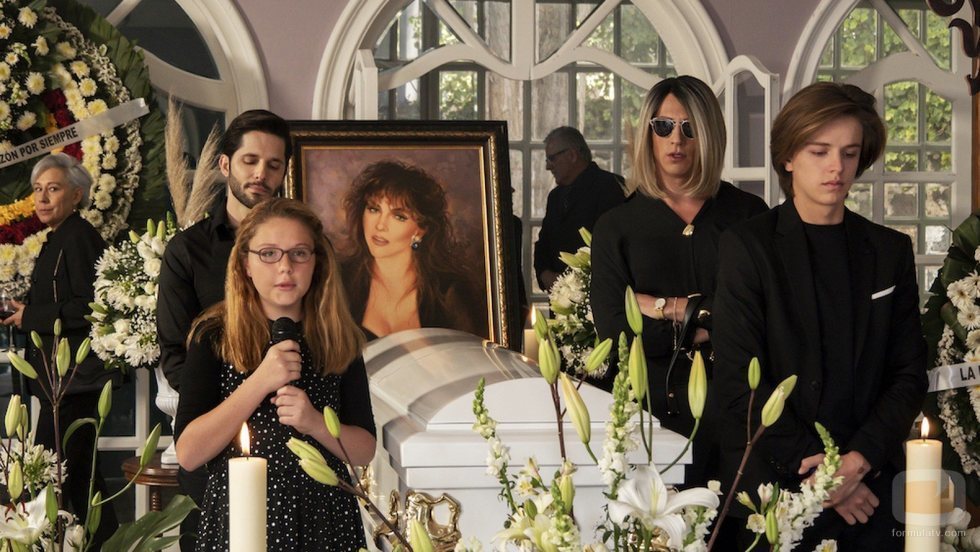 La familia de la Mora en el entierro de Virginia de la Mora en la temporada 2 de 'La casa de las flores'
