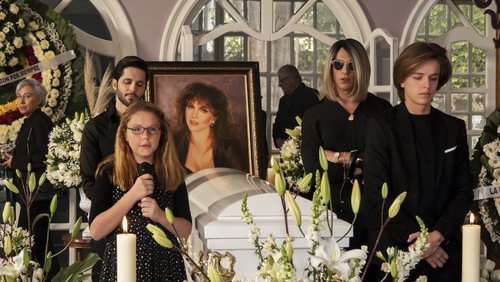 La familia de la Mora en el entierro de Virginia de la Mora en la temporada 2 de 'La casa de las flores'