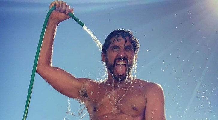 Paco León, desnudo, muestra su "manguerazo