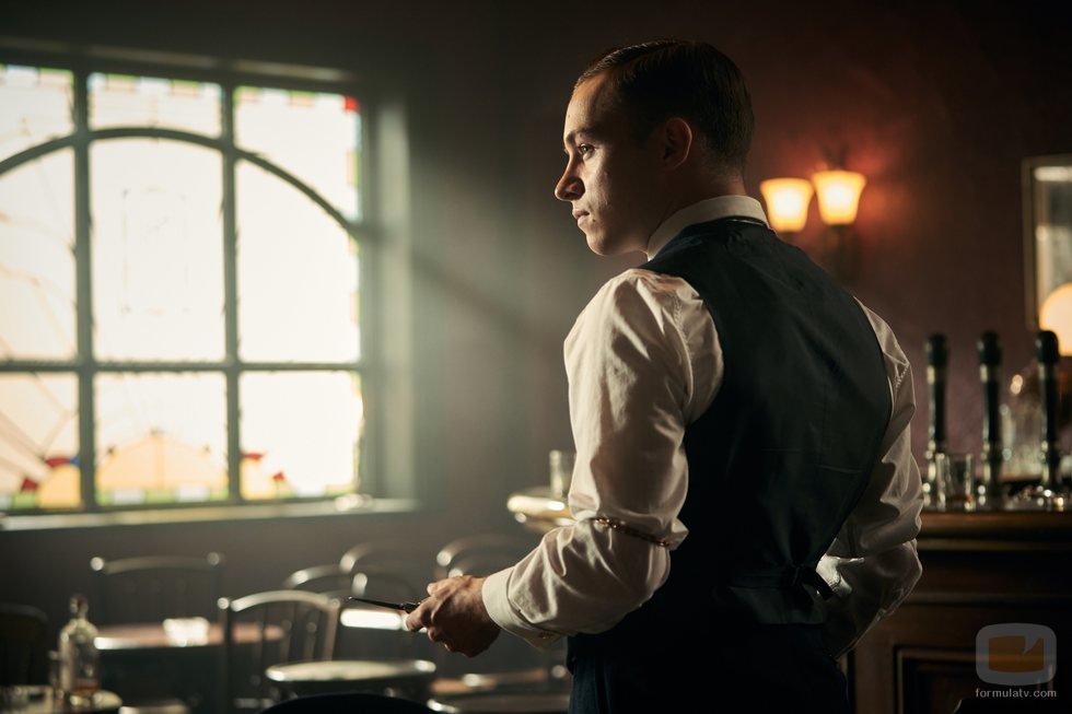 Finn Cole da vida a Michael Gray en la quinta temporada de 'Peaky Blinders'