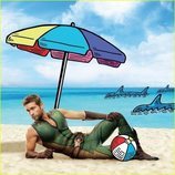 Chace Crawford tumbado en la playa en el calendario de 'The Boys'