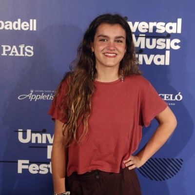Amaia Romero posando en un photocall