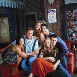 Los protagonistas de 'Friends' posan en el sofá