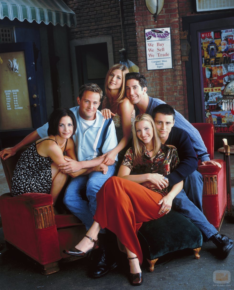 Los protagonistas de 'Friends' posan en el sofá