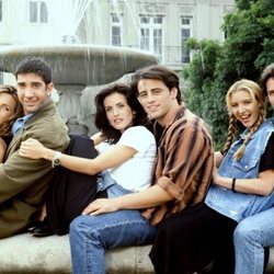 Los protagonistas de 'Friends' posan delante de la fuente de la cabecera
