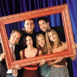 Los actores de 'Friends' posan detrás de un marco