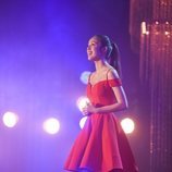 Nini canta con el mítico vestido rojo de Gabriella en 'High School Musical'