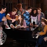 Los estudiantes de 'High School Musical' cantan sobre un piano