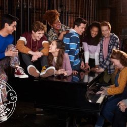 Los estudiantes de 'High School Musical' cantan sobre un piano