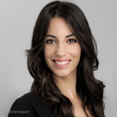 Almudena Cid, actriz y exgimnasta, sonriendo