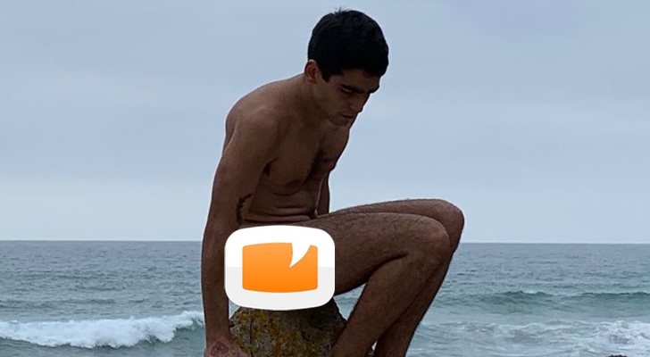Omar Ayuso, desnudo en la playa