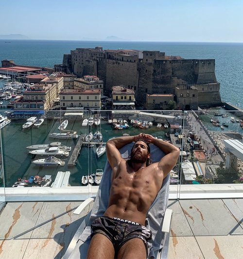 Can Yaman disfruta del sol en Nápoles