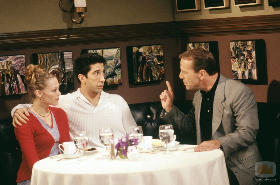 Alexandra Holden, David Schwimmer y Bruce Willis en 'Friends'