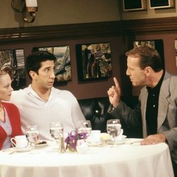 Alexandra Holden, David Schwimmer y Bruce Willis en 'Friends'