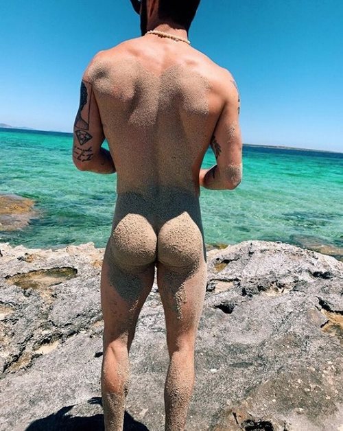 Pelayo Díaz, desnudo en la playa