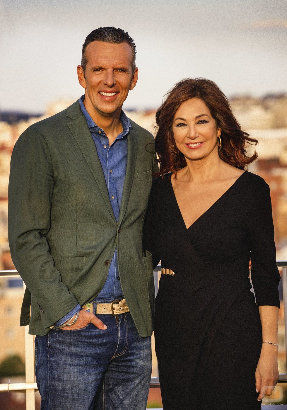 Joaquín Prat y Ana Rosa Quintana en la sesión de fotos de lo nuevo de 'El programa de Ana Rosa'