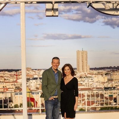 Ana Rosa Quintana y Joaquín Prat, de 'El programa de Ana Rosa', posando en una azotea