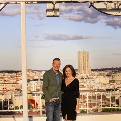 Ana Rosa Quintana y Joaquín Prat, de 'El programa de Ana Rosa', posando en una azotea