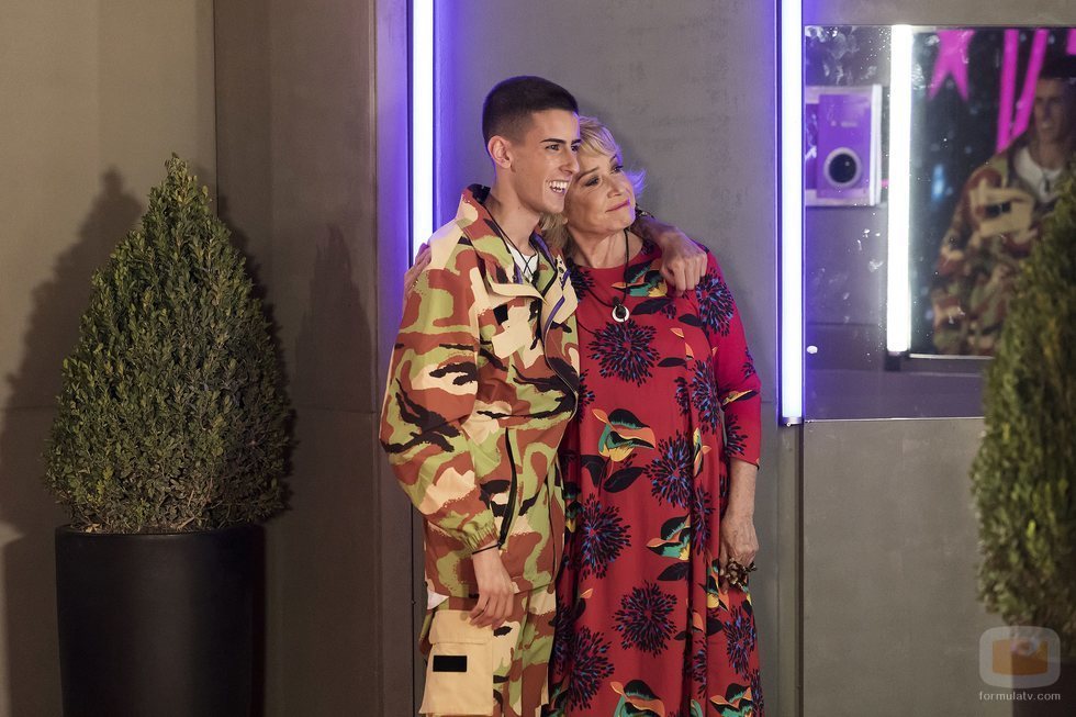 El Cejas y Mila Ximénez, abrazados en la Gala 1 de 'GH VIP 7'
