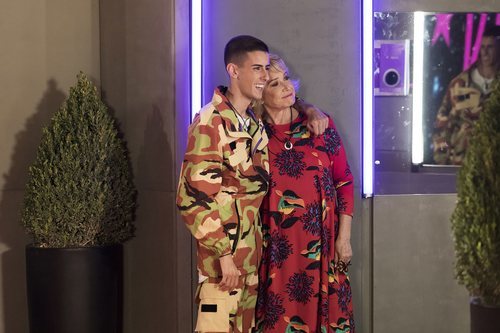 El Cejas y Mila Ximénez, abrazados en la Gala 1 de 'GH VIP 7'