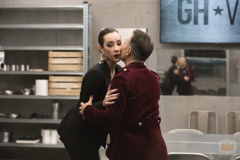 Maestro Joao le da un beso a Adara en la Gala 1 de 'GH VIP 7'