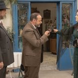 Raimundo saludando a Isabel de los Visos en 'El secreto de Puente Viejo'