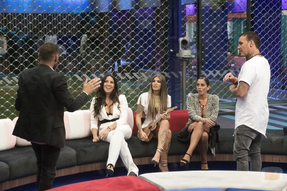 Algunos concursantes de 'GH VIP 7' en el salón en la Gala 1