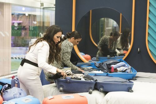 Irene Junquera y Anabel Pantoja cogen su ropa en la Gala 1 de 'GH VIP 7'
