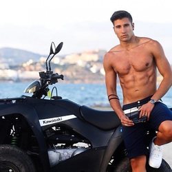 Gianmarco Onestini posa muy sexy junto a una moto