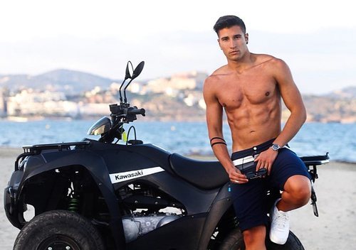 Gianmarco Onestini posa muy sexy junto a una moto
