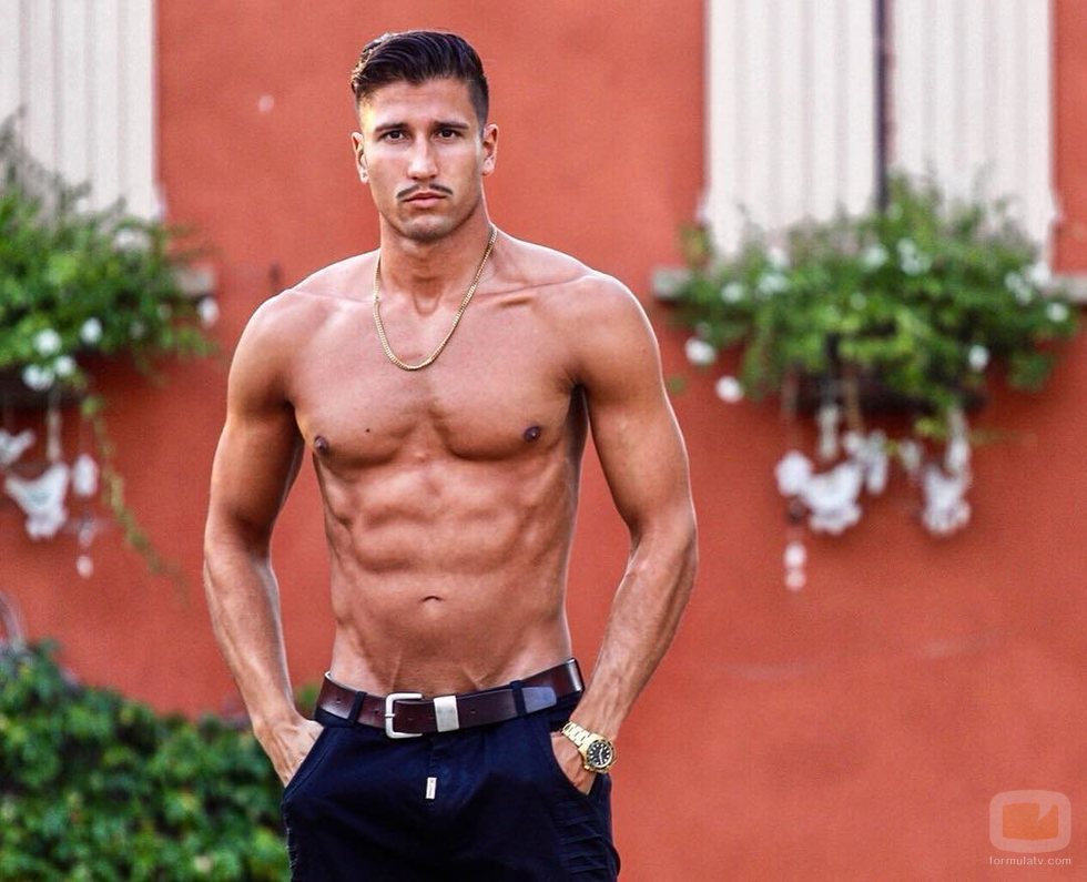 Gianmarco Onestini, muy sexy sin camiseta