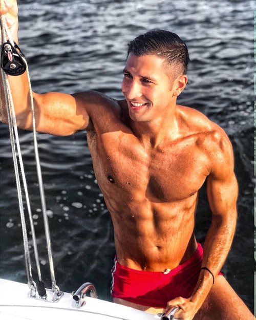 Gianmarco Onestini sale, muy sexy, mojado del agua