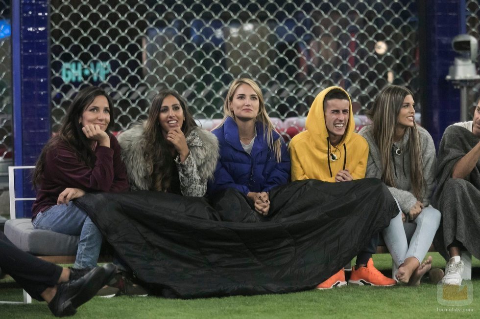 Los concursantes de 'GH VIP 7' escuchan las instrucciones de la prueba en la Gala 2