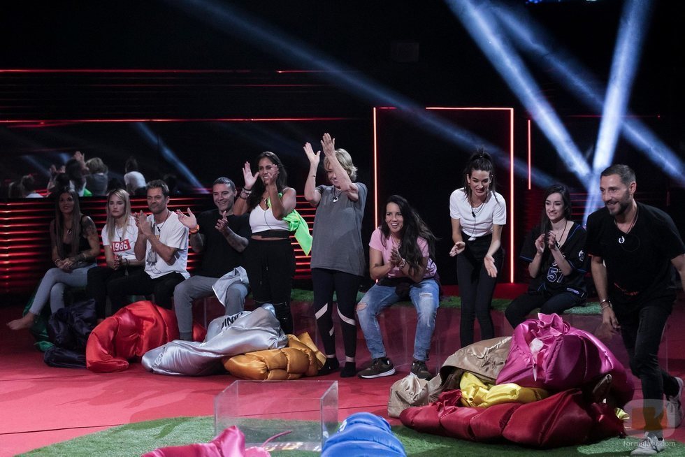 Los concursantes de 'GH VIP 7' aplauden durante la prueba de la Gala 2