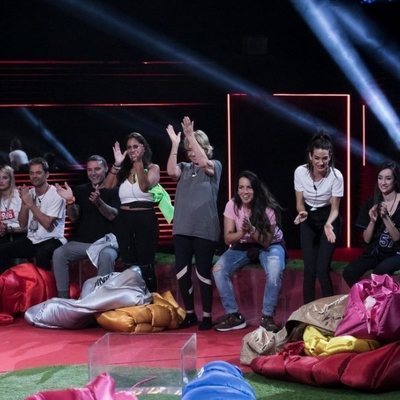 Los concursantes de 'GH VIP 7' aplauden durante la prueba de la Gala 2