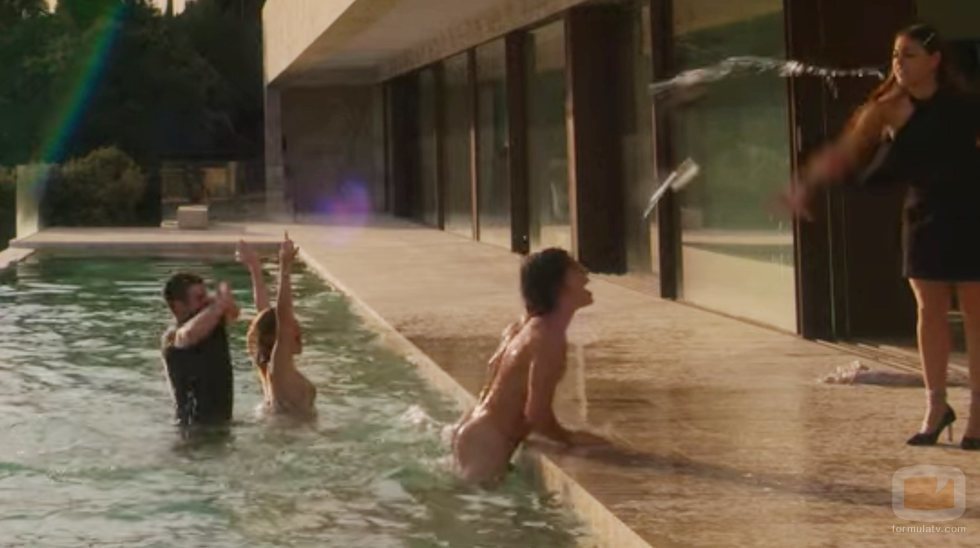 Jorge López saliendo desnudo de la piscina en 'Élite'