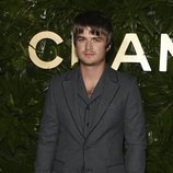 Joe Keery posa con el pelo corto