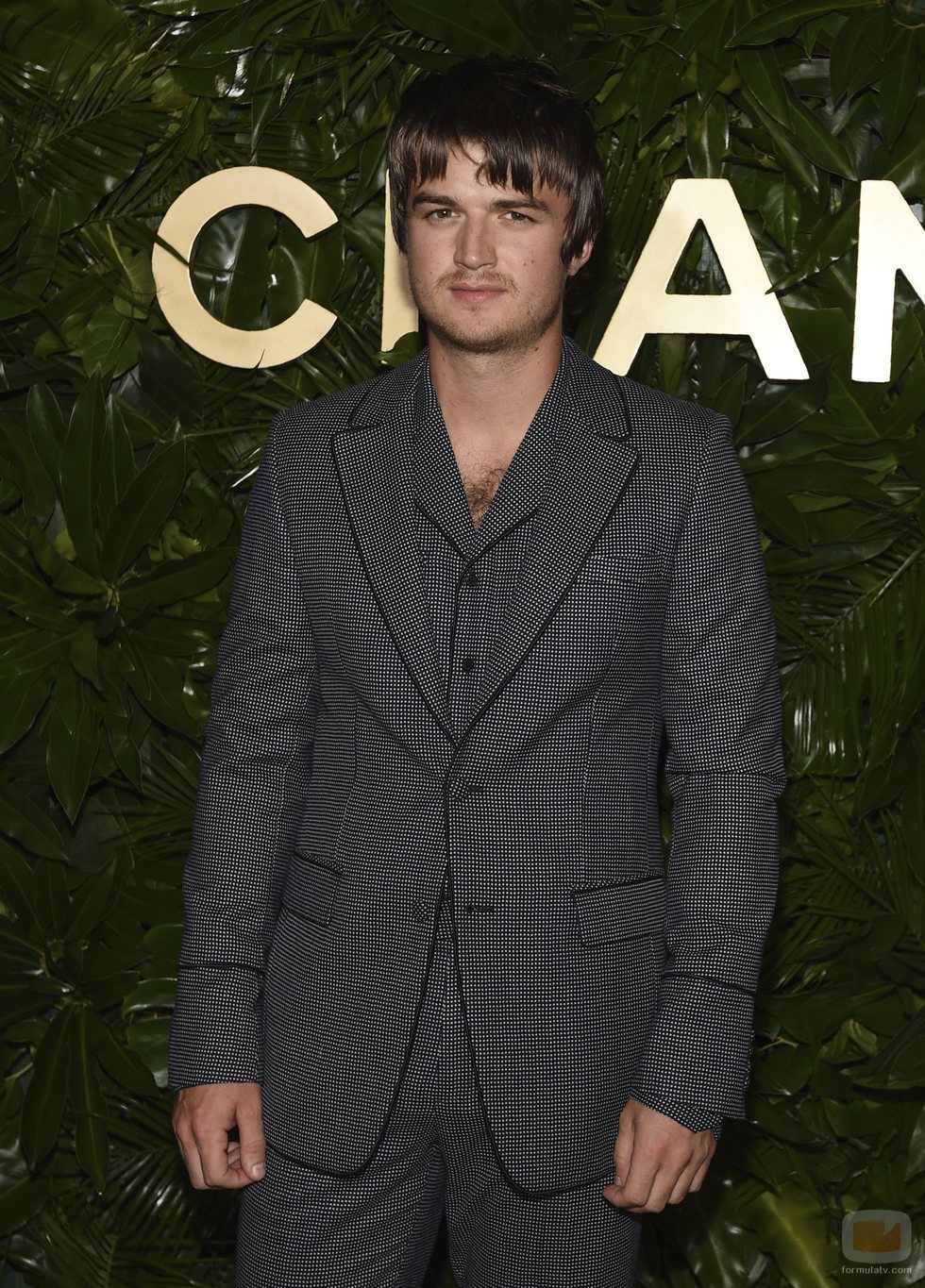 Joe Keery posa con el pelo corto