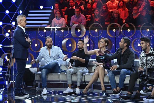 Jordi González junto a los colaboradores de 'GH VIP 7: el debate'