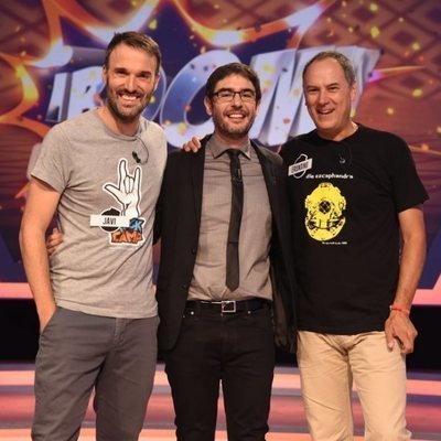 Juanra Bonet junto a los concursantes Javi y Erundino en '¡Boom!'