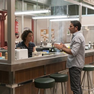 Antonio Garrido y Lola Marceli son pareja en 'Mercado central'