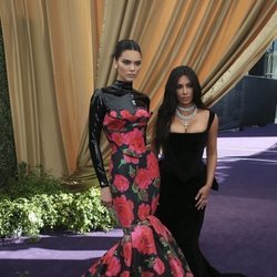 Kendall Jenner y Kim Kardashian, en la alfombra roja de los Emmy 2019
