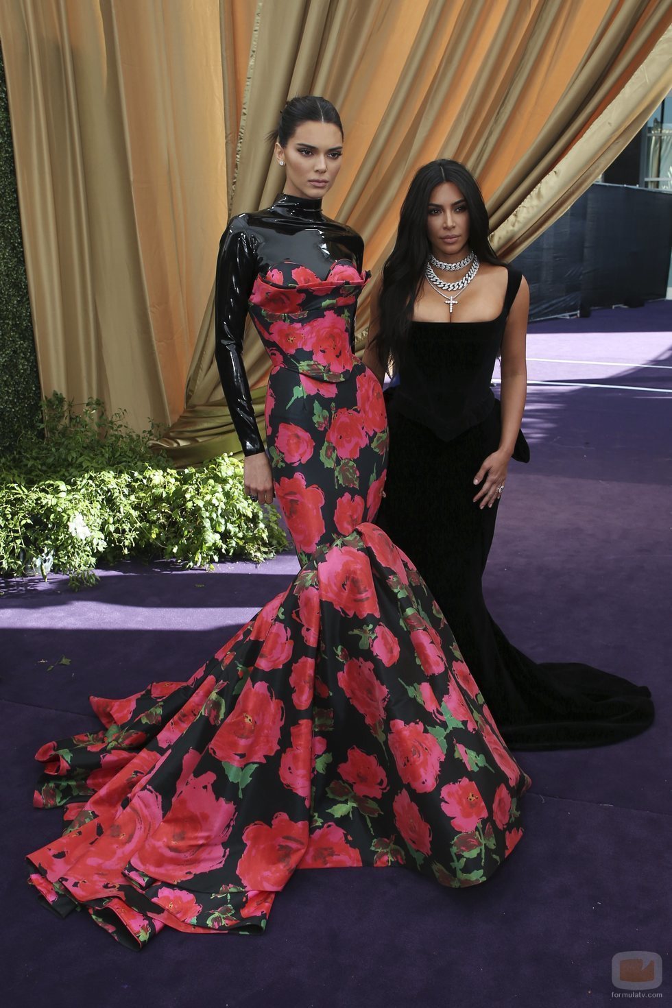 Kendall Jenner y Kim Kardashian, en la alfombra roja de los Emmy 2019