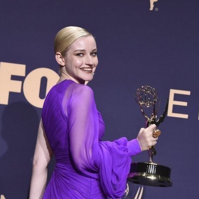 Julia Garner, ganadora del Emmy 2019 a mejor actriz de reparto de drama