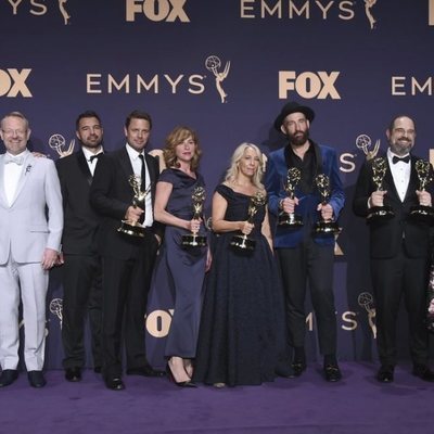 El equipo de 'Chernobyl' posa con sus premios Emmy 2019