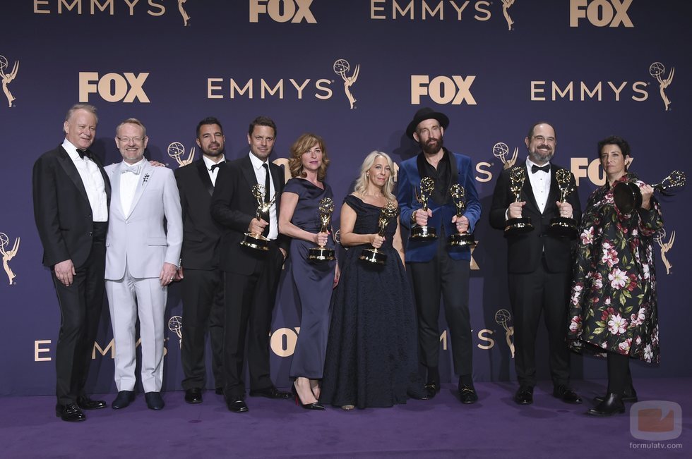 El equipo de 'Chernobyl' posa con sus premios Emmy 2019