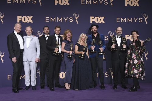 El equipo de 'Chernobyl' posa con sus premios Emmy 2019
