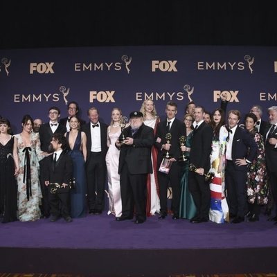 El equipo de 'Juego de Tronos' posa con sus dos Emmy 2019
