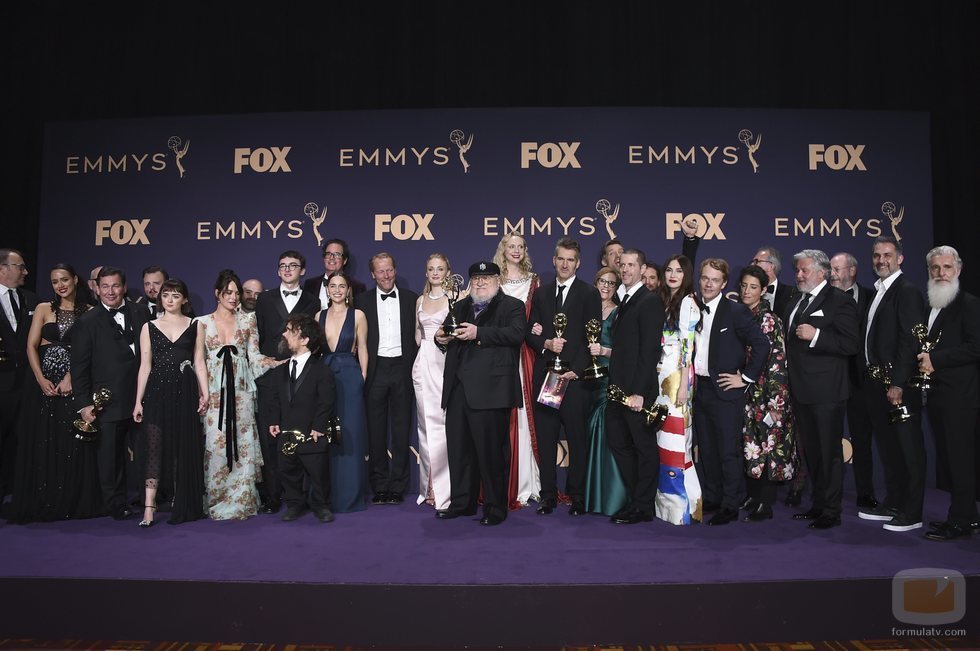 El equipo de 'Juego de Tronos' posa con sus dos Emmy 2019